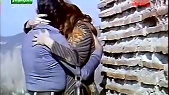 Turk Couple'S Passionate Kissing And Fondling In Steamy Video