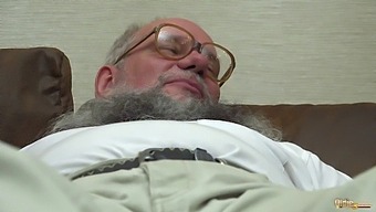 Grandpa Enjoys The Most Intense Orgasm From Oral Sex And Cum Sharing With His Naughty Partner
